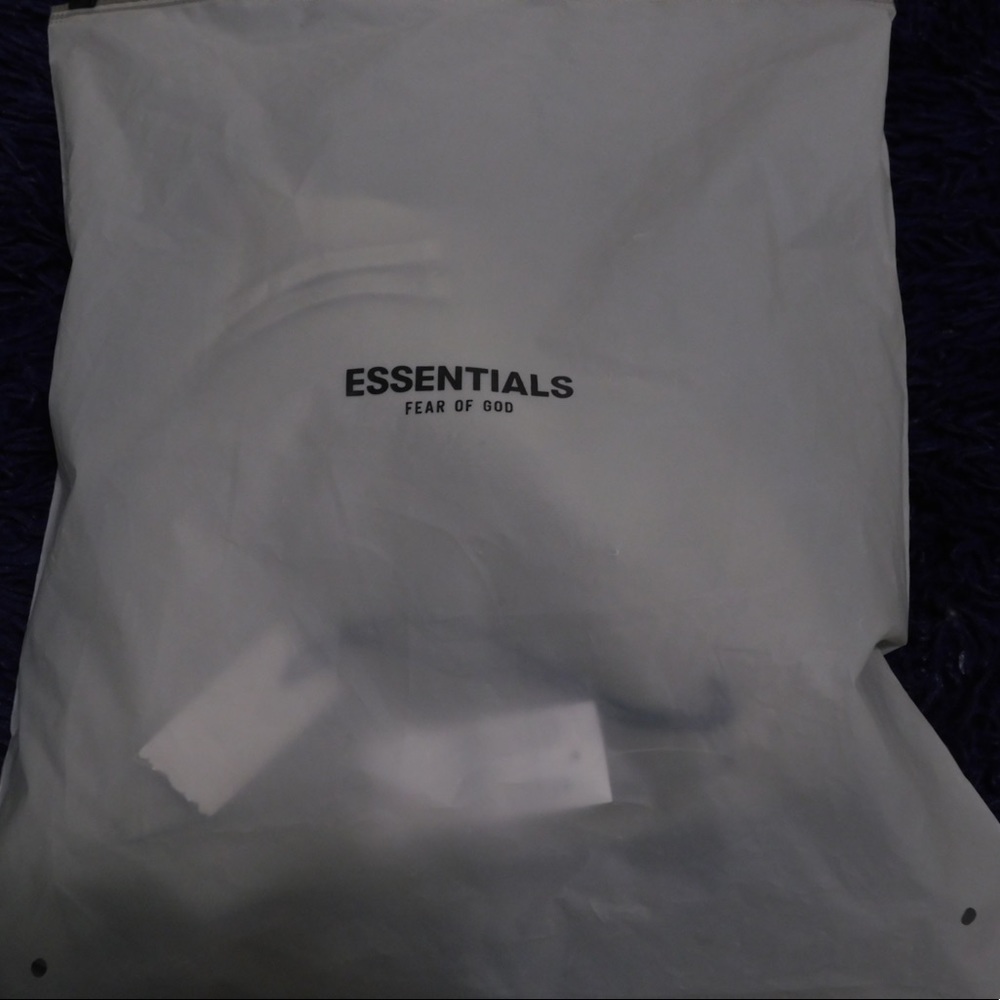 Essentials shorts - Picture 2 of 4